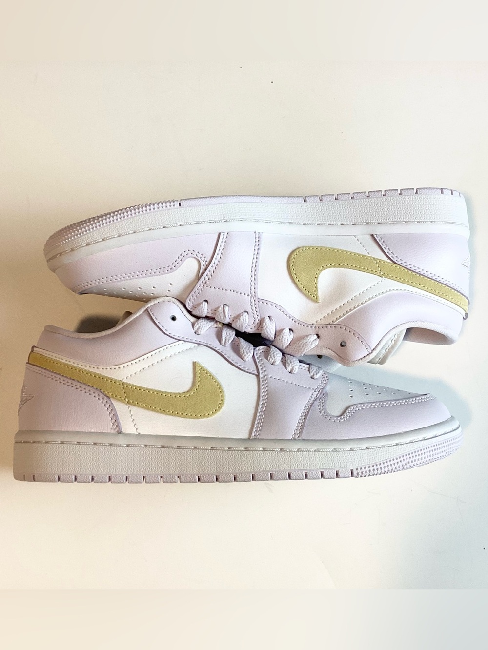 NEW Nike Air Jordan 1 Low Sneakers DC0774-501 - Barely Grape - Size 9